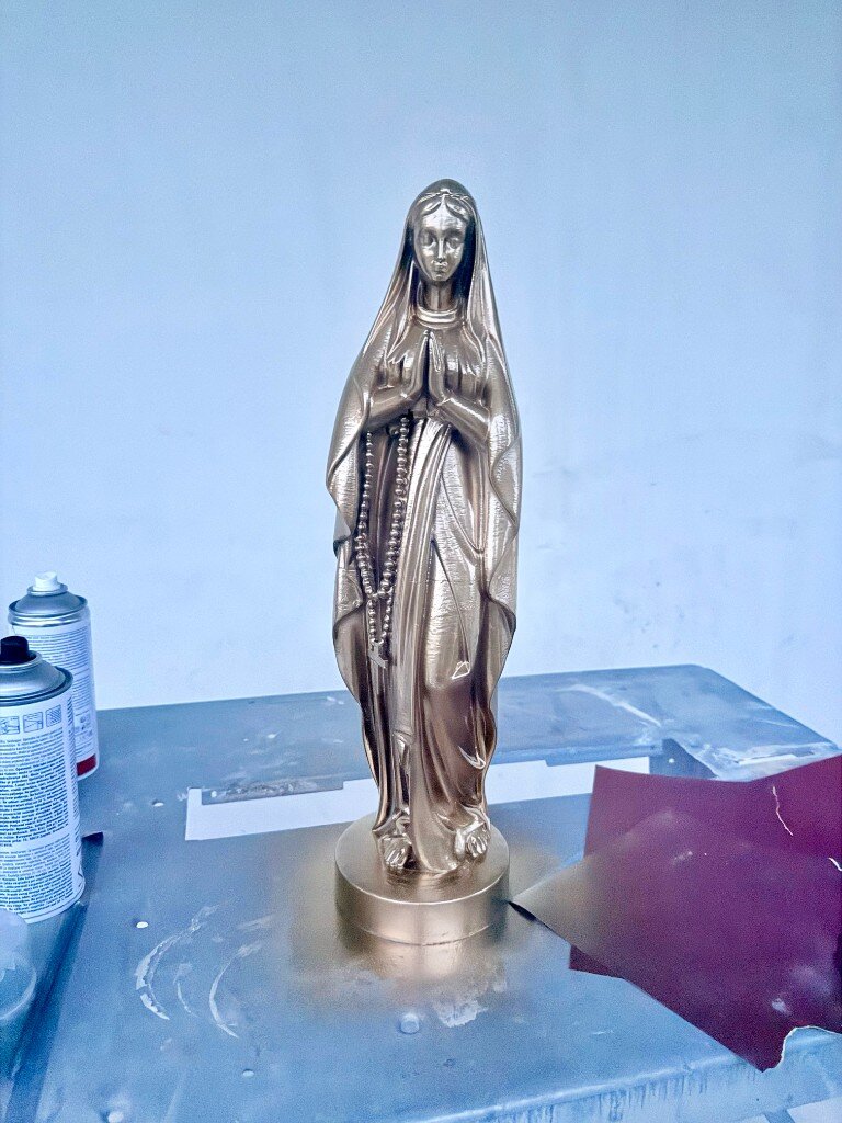 Maria-Statue 50 cm — bronzefarbene Figur in der Werkstatt nach dem 3D-Druck, Grabfigur im Großformat