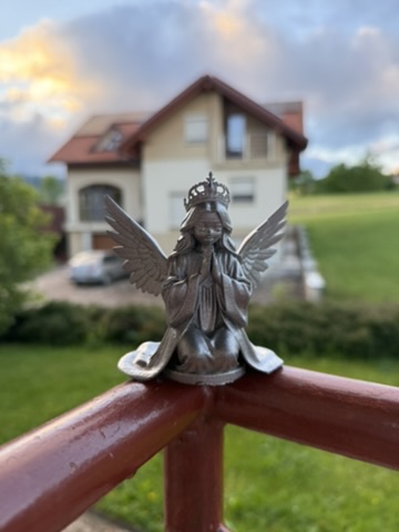 Angel s krono — srebrna nagrobna figurica