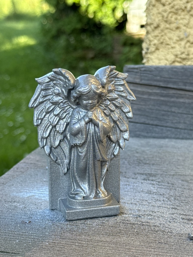 3D natisnjen angel z razprtimi krili v molitvi — srebrna nagrobna figurica