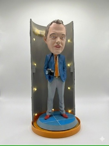 Personaliziran bobblehead po meri — figurica fotografa s kamero, izdelana po fotografiji v delavnici 3DShop.si