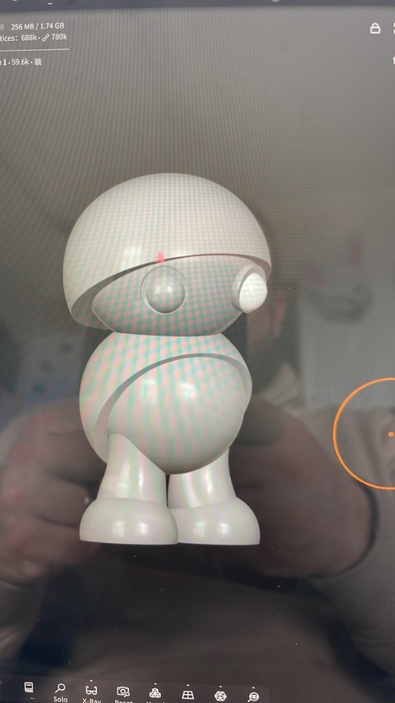 Digitalna skulptura magnetne dizajnerske figurice na tablici v aplikaciji za 3D modeliranje