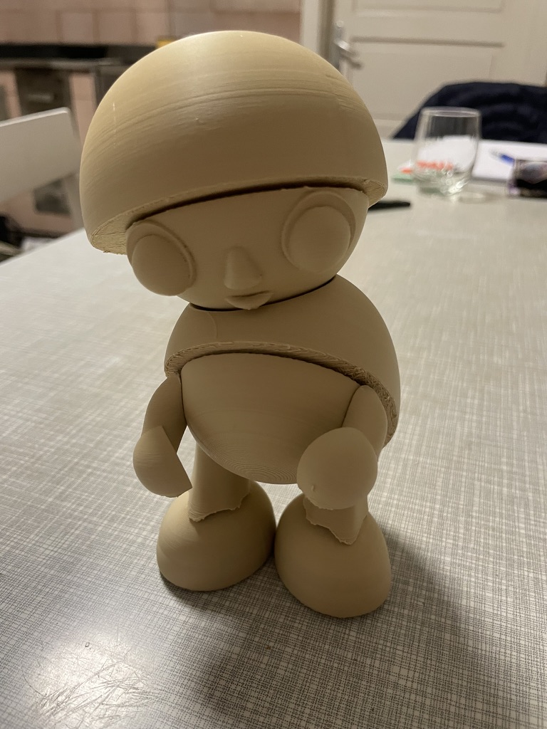 3D natisnjena dizajnerska figurica modularne magnetne igrače v surovem filamentu na mizi