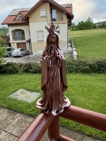 3D natisnjena Marija figurica s krono za grob — bronasta barva