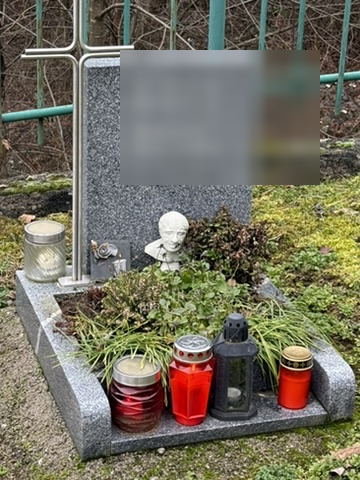 Nagrobni kipec na granitnem spomeniku - manjši kipec po meri iz fotografije